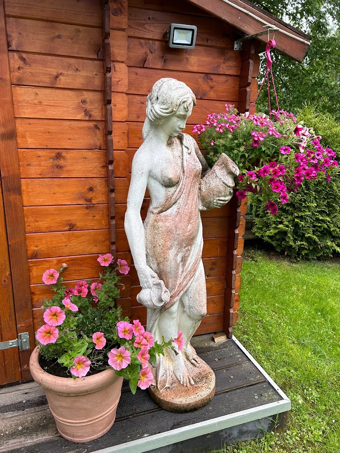 Gartenfigur mit Blumen