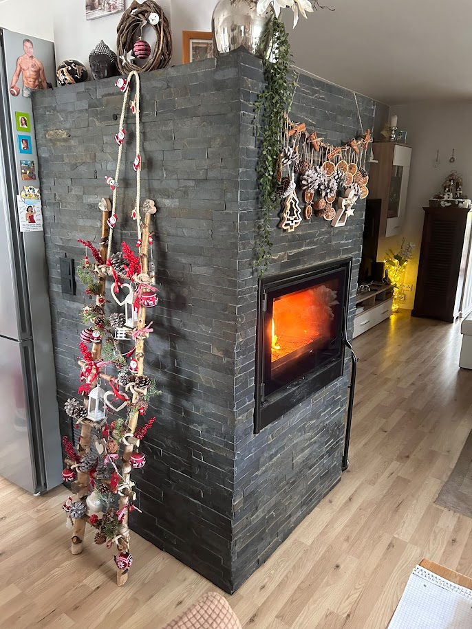 Weihnachtlich dekorierter Kaminbereich