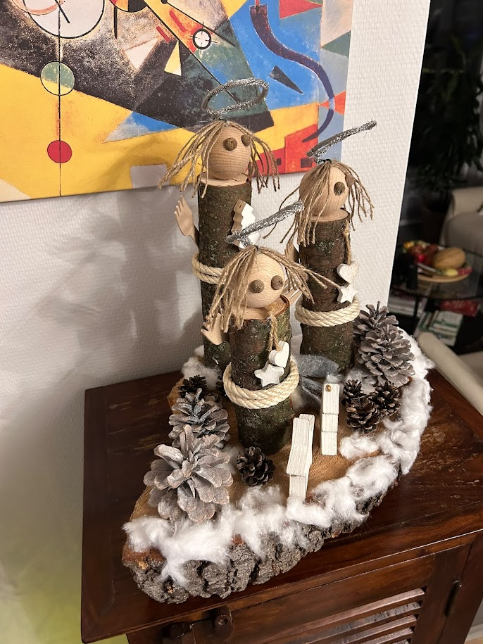 Dekorative Weihnachtsengel aus Holz